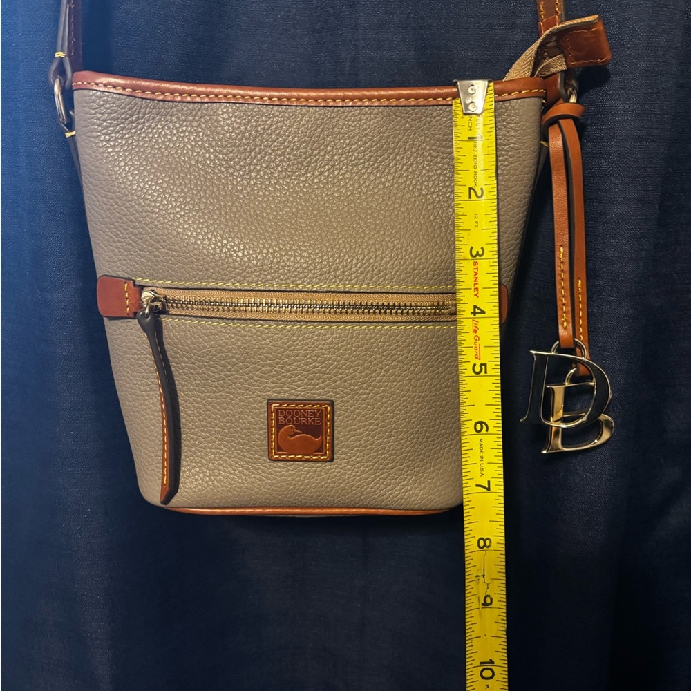 EUC Dooney & Burke Pebble Grain Small Zip Sac - Taupe- perfect condition - Picture 6 of 15